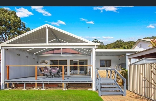 Woy Woy Bay Casa | Central Coast Absolute Waterfront Cottage with Private Jetty