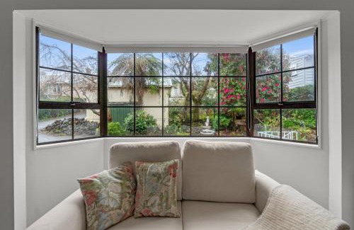 Mount Eden Casa | Central Comforts - Mount Eden Holiday Home