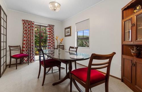 Mount Eden Casa | Central Comforts - Mount Eden Holiday Home
