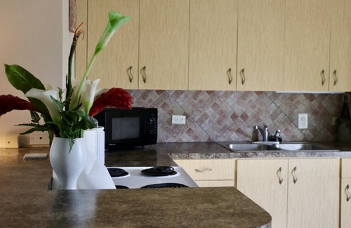 Estate Ruby Condominio | Central Condo Oasis w/ pool, walk to bus + shops