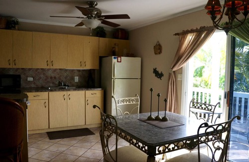 Estate Ruby Condominio | Central Condo Oasis w/ pool, walk to bus + shops