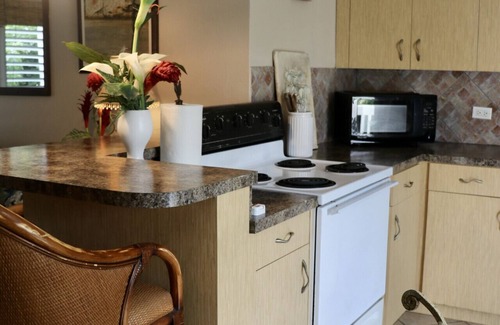Estate Ruby Condominio | Central Condo Oasis w/ pool, walk to bus + shops