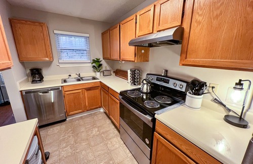 Durham Condominio | Central Condo-walk to Southpoint Mall, allows pets