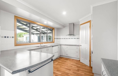 Portarlington Casa | Central convenience for groups and families - Portarlington entertainer!