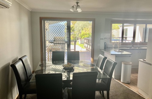 Portarlington Casa | Central convenience for groups and families - Portarlington entertainer!