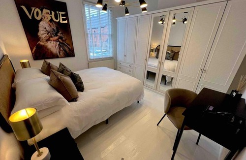 Chester Casa | Central Cottage With Parking By Cheshire Escapes