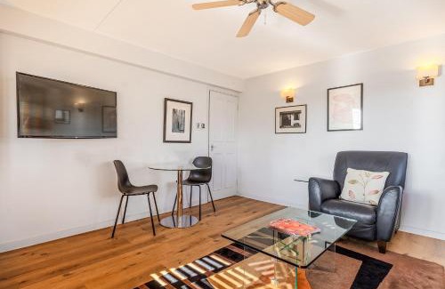 Holborn and Covent Garden Apartamento | Central Covent Garden 1BR Flat with Balcony