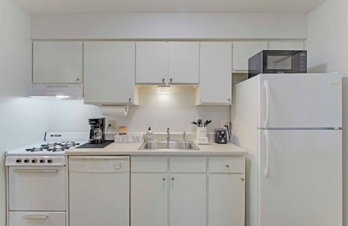 North Canton Apartamento | Central & Cozy 1BR near Hall of Fame/Airport
