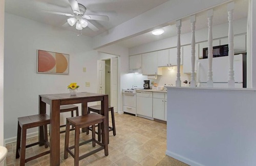North Canton Apartamento | Central & Cozy 1BR near Hall of Fame/Airport