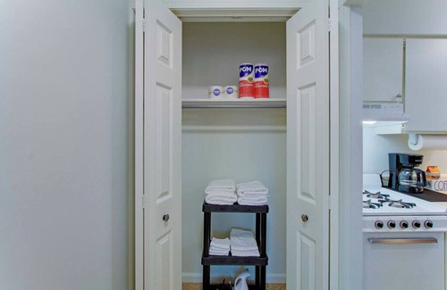 North Canton Apartamento | Central & Cozy 1BR near Hall of Fame/Airport