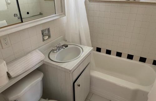 Ruby Hill Casa | Central Denver Master Room 24 hour self check in
