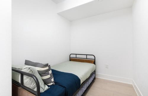 Bay Cloverhill Apartamento | Central Downtown 1 and Den w 3 beds Sleeps 4 by UofT