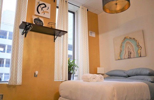 Downtown Pittsburgh Apartamento | Central Downtown Queen Bed Walk to all Venues