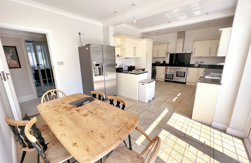 Bournemouth Casa | Central Elegance: Chic Family Abode with Lush Garden for kids, BBQ, and Hot Tub