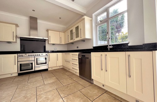Bournemouth Casa | Central Elegance: Chic Family Abode with Lush Garden for kids, BBQ, and Hot Tub
