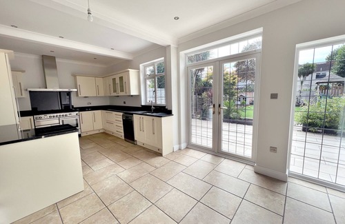 Bournemouth Casa | Central Elegance: Chic Family Abode with Lush Garden for kids, BBQ, and Hot Tub