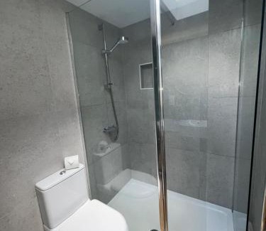 Hove Casa | Central ensuite guest unit with air conditioning and free on street parking