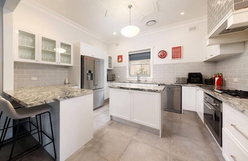 Wodonga Casa | Central Entertainer's Paradise - Stunning three bedroom classic in the heart of Wodonga