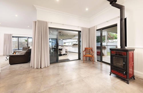 Wodonga Casa | Central Entertainer's Paradise - Stunning three bedroom classic in the heart of Wodonga