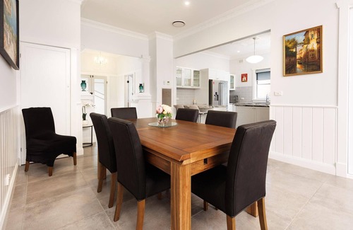 Wodonga Casa | Central Entertainer's Paradise - Stunning three bedroom classic in the heart of Wodonga