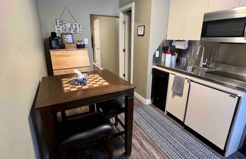 South Lethbridge Apartamento | Central Farmhouse-Style Micro Apartment