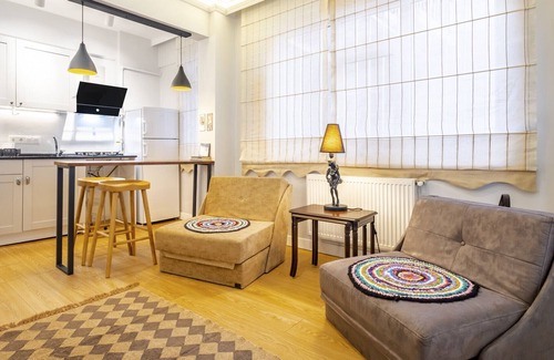 Gayrettepe Apartamento | Central Flat with Backyard in Besiktas