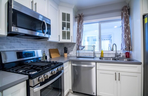 Millbrae Casa | Central Gem, Chic Retreat: 8BR/5.5BA Large Home in Milbrae