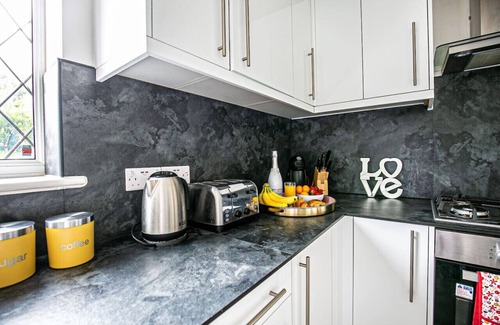Whitnash Casa | 🌟Central House w/ Free Parking, SmartTV & Netflix🌟