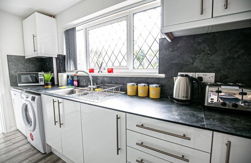 Whitnash Casa | 🌟Central House w/ Free Parking, SmartTV & Netflix🌟