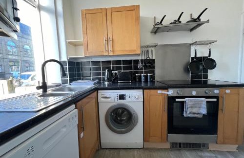 Halifax Apartamento | Central Halifax Work & Retreat Base - Two bedroom house - sleeps up to 4 - free parking and internet