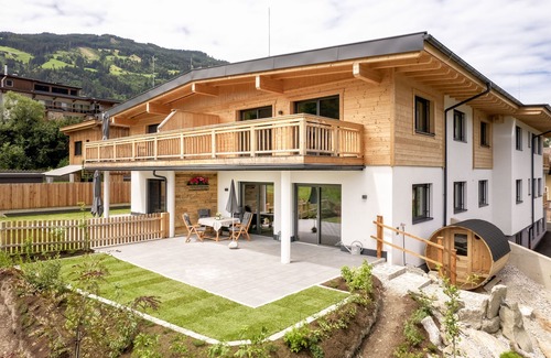 Fuegen Condominio | Central holiday apartment with garden & sauna in Fügen, Zillertal