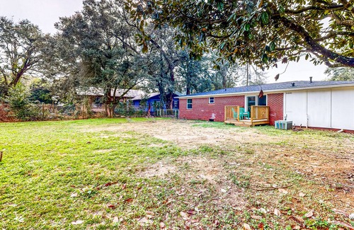 Pensacola Heights Casa | Central Home with Large Yard, Full Kitchen, Private Washer/Dryer & Smart TVs