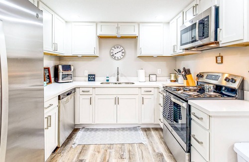 Pensacola Heights Casa | Central Home with Large Yard, Full Kitchen, Private Washer/Dryer & Smart TVs