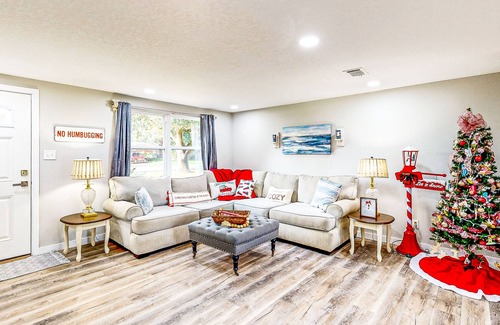 Pensacola Heights Casa | Central Home with Large Yard, Full Kitchen, Private Washer/Dryer & Smart TVs
