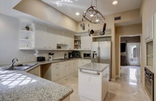Greenway Plaza-Upper Kirby Casa | Central Houston Two Bedroom Home W/Pool Great Area