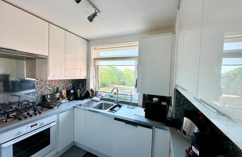 Hove Apartamento | CENTRAL HOVE Large 2 bedroom Private residence with PARKING & BEACH HUT