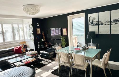 Hove Apartamento | CENTRAL HOVE Large 2 bedroom Private residence with PARKING & BEACH HUT