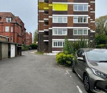Hove Apartamento | CENTRAL HOVE Large 2 bedroom Private residence with PARKING & BEACH HUT