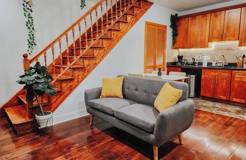 Gayborhood Apartamento | Central / King Bed / 4 En-Suite Bathrooms / 65" TV