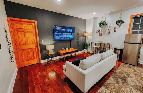 Gayborhood Apartamento | Central / King Bed / 4 En-Suite Bathrooms / 65" TV