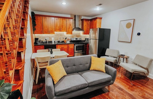 Gayborhood Apartamento | Central / King Bed / 4 En-Suite Bathrooms / 65" TV