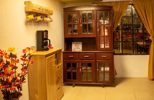 Managua Casa | Espaciosa Casa Centrica con Cocina , TV, Wifi , AC , King Bed ★