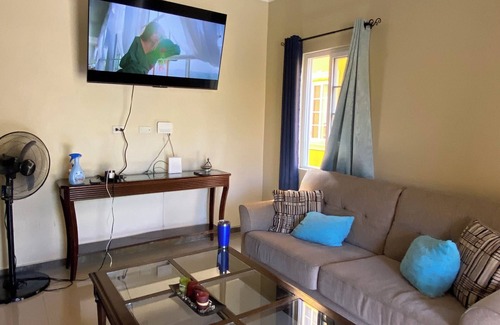 Runaway Bay Apartamento | Central located apartment. Beach, pool and parking access. Pet friendly