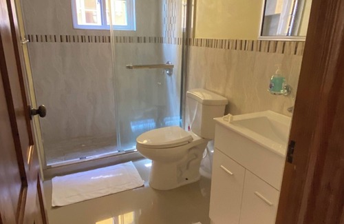Runaway Bay Apartamento | Central located apartment. Beach, pool and parking access. Pet friendly
