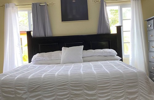 Runaway Bay Apartamento | Central located apartment. Beach, pool and parking access. Pet friendly