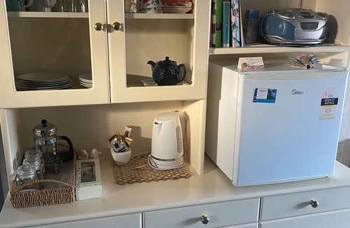 Whangamata Apartamento | Central location, & cosy setup