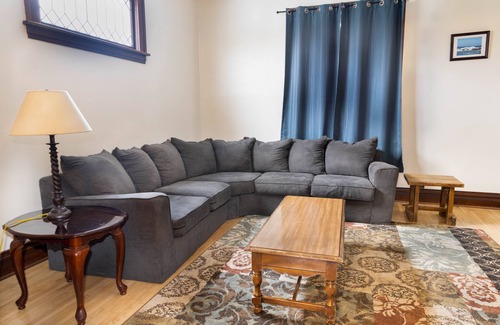 Superior Casa | Central Location! Cozy 4BR + Backyard | Smart TV