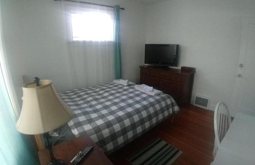 Rosedale Casa | Central Location Master Bedroom