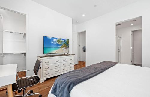 Airport Area Casa | Central Location Master Bedroom w Shared Bathroom