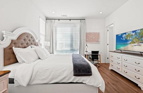 Airport Area Casa | Central Location Master Bedroom w Shared Bathroom